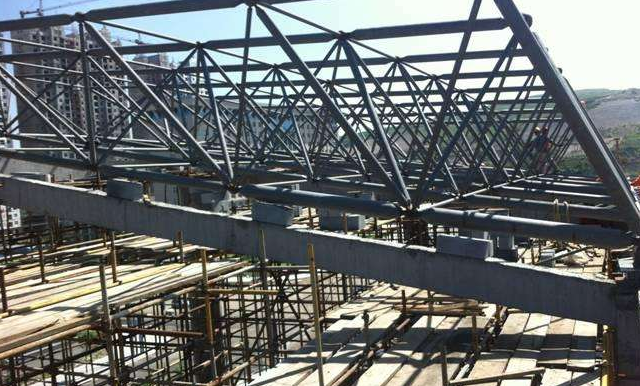 东阳简述网架公司的黑色压型钢板的吊装步履